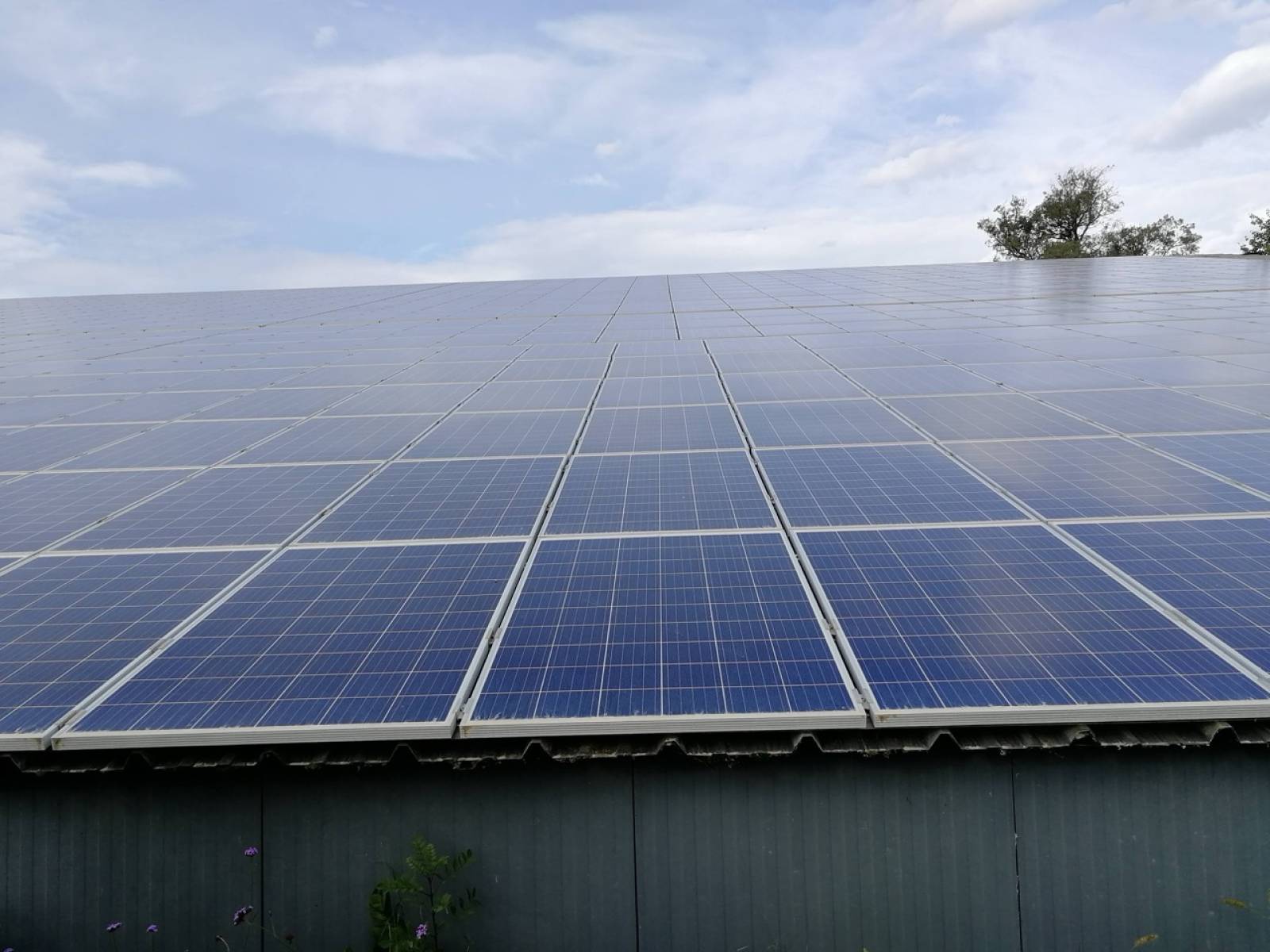 découvrez comment l'investissement photovoltaïque peut transformer votre propriété en une source d'énergie renouvelable, réduire vos factures d'électricité et contribuer à la protection de l'environnement tout en générant des retours financiers attrayants.