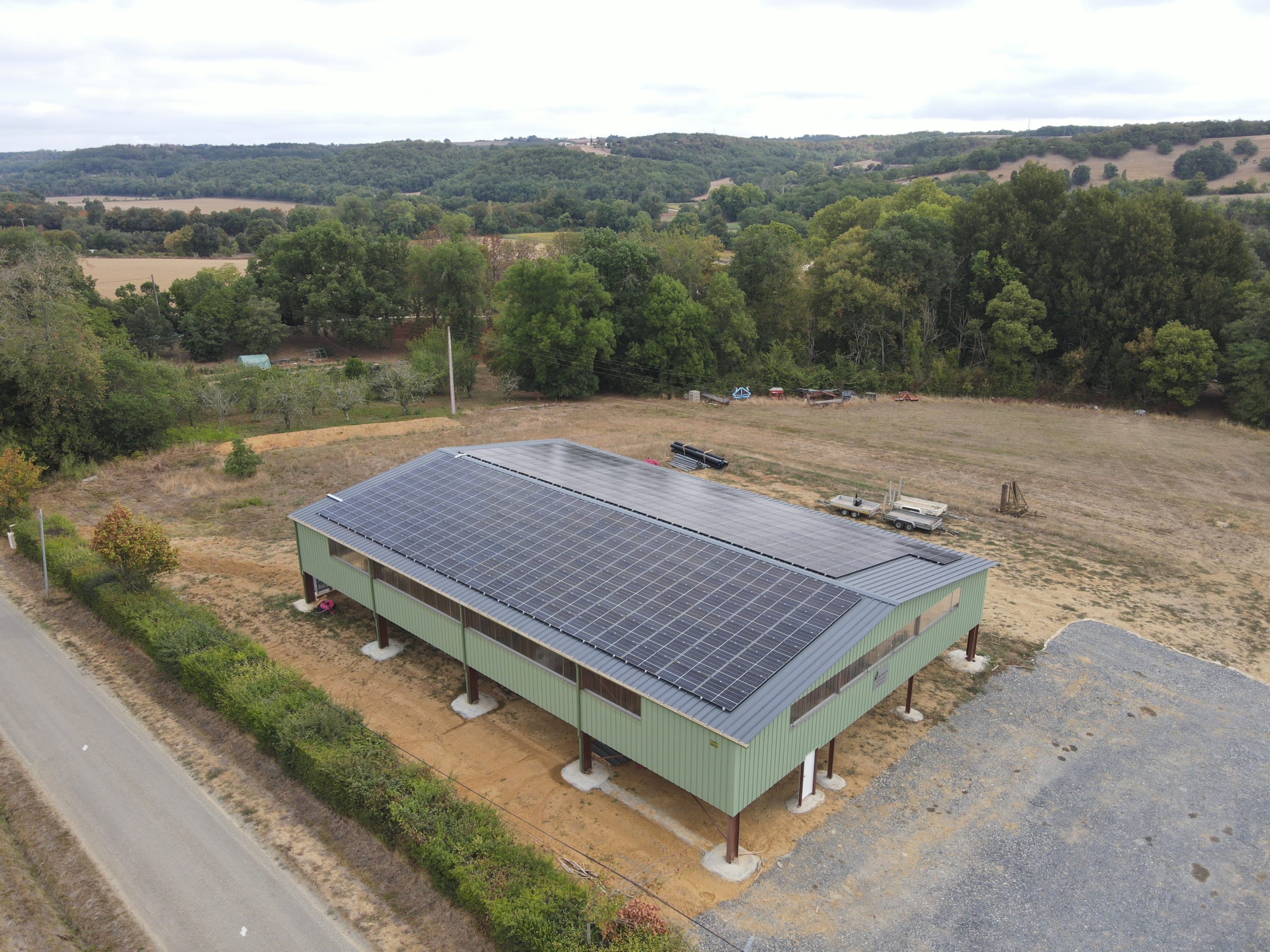 découvrez nos solutions de location de toitures photovoltaïques pour optimiser votre production d'énergie renouvelable. économisez sur vos factures d'électricité tout en contribuant à la protection de l'environnement. profitez d'une installation clé en main et d'un accompagnement personnalisé.