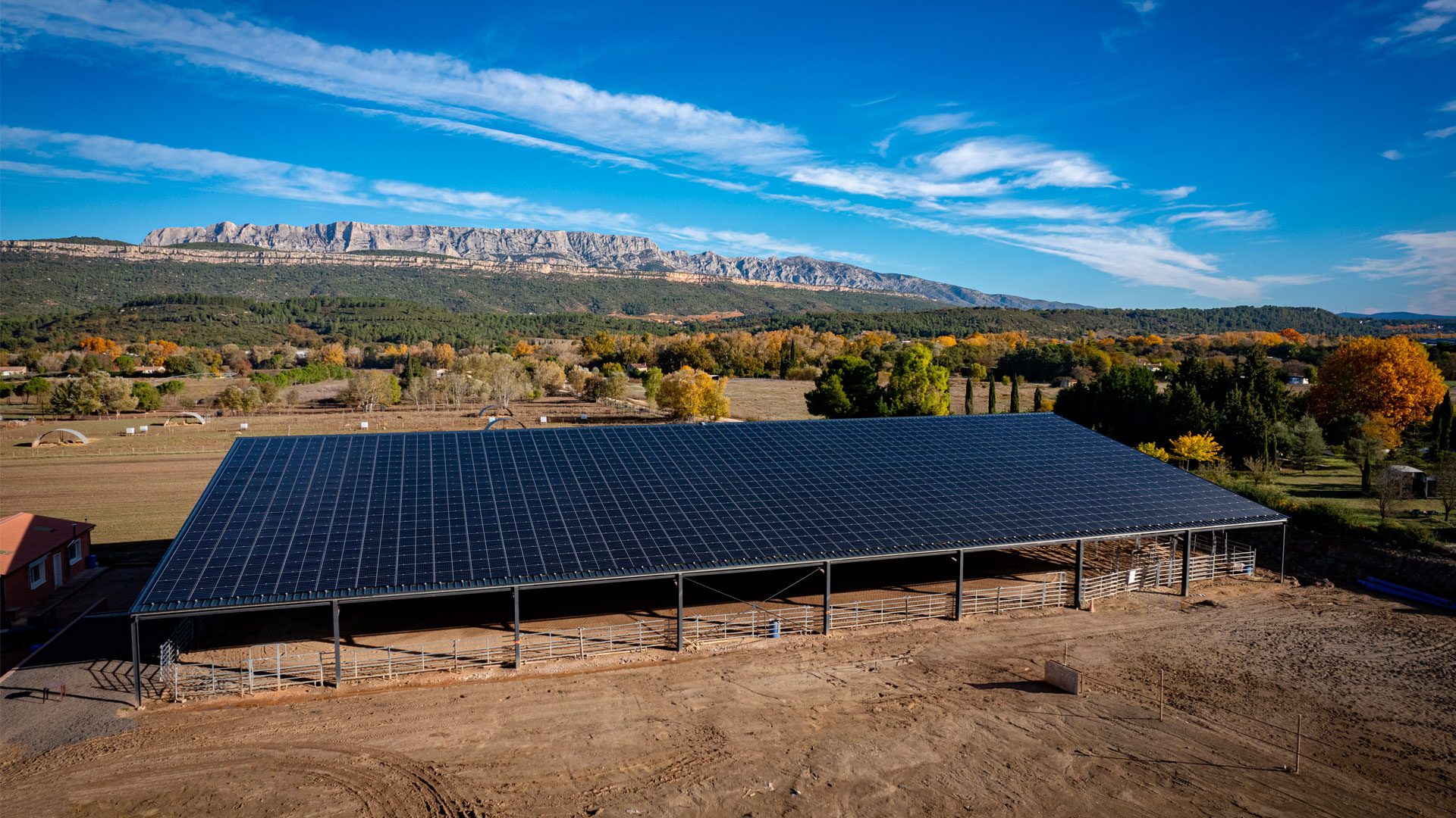 découvrez l'innovation des manèges équestres photovoltaïques, alliant performance équestre et énergies renouvelables. offrez à vos chevaux un environnement optimal tout en réduisant votre empreinte carbone grâce à des structures équipées de panneaux solaires. adoptez une approche durable pour vos activités équestres !