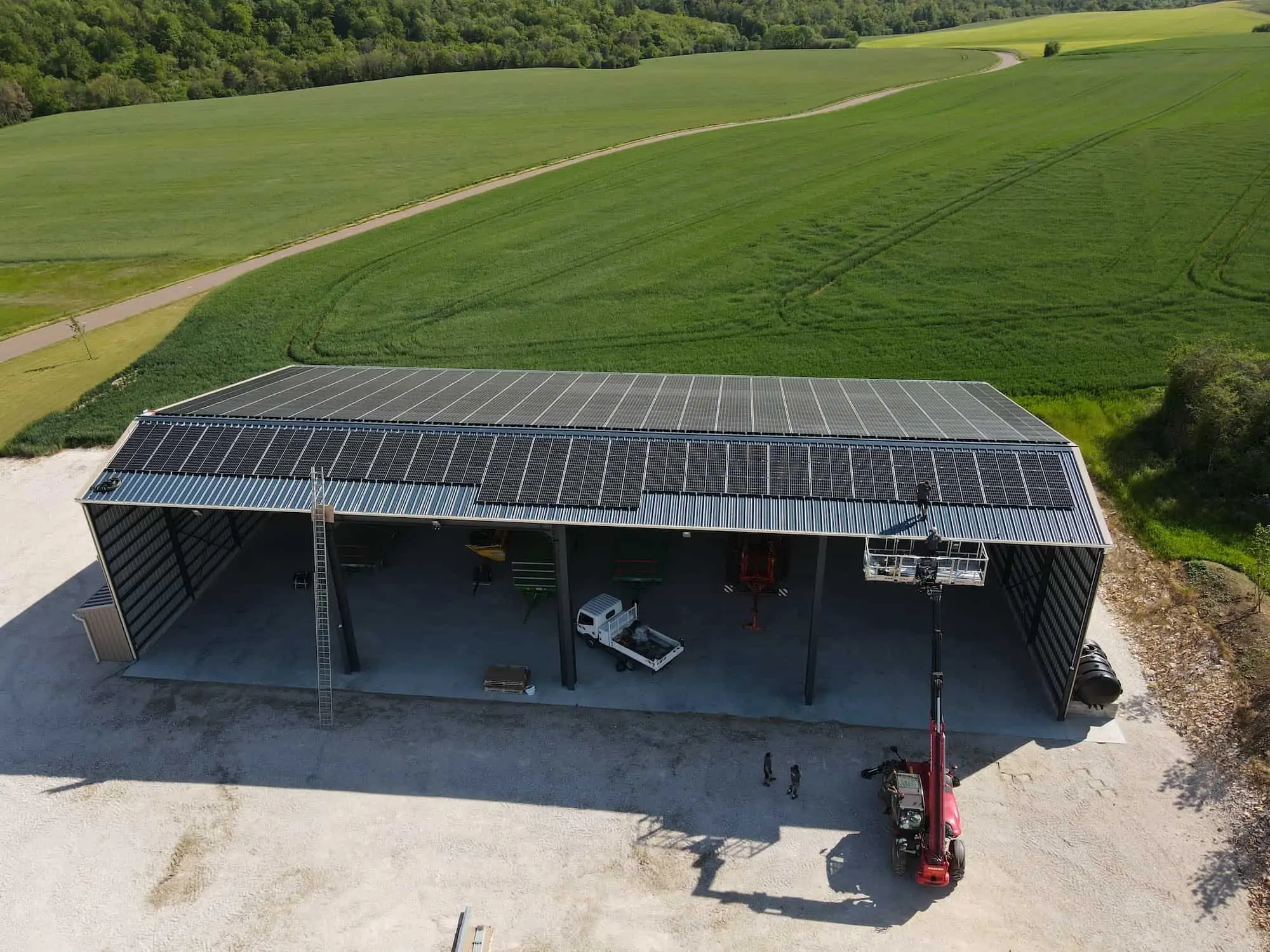 optimisez votre hangar avec notre service de mise en service photovoltaïque. profitez d'une énergie renouvelable et réduisez vos coûts d'électricité grâce à nos solutions adaptées. transformez votre espace en un modèle d'efficacité énergétique.