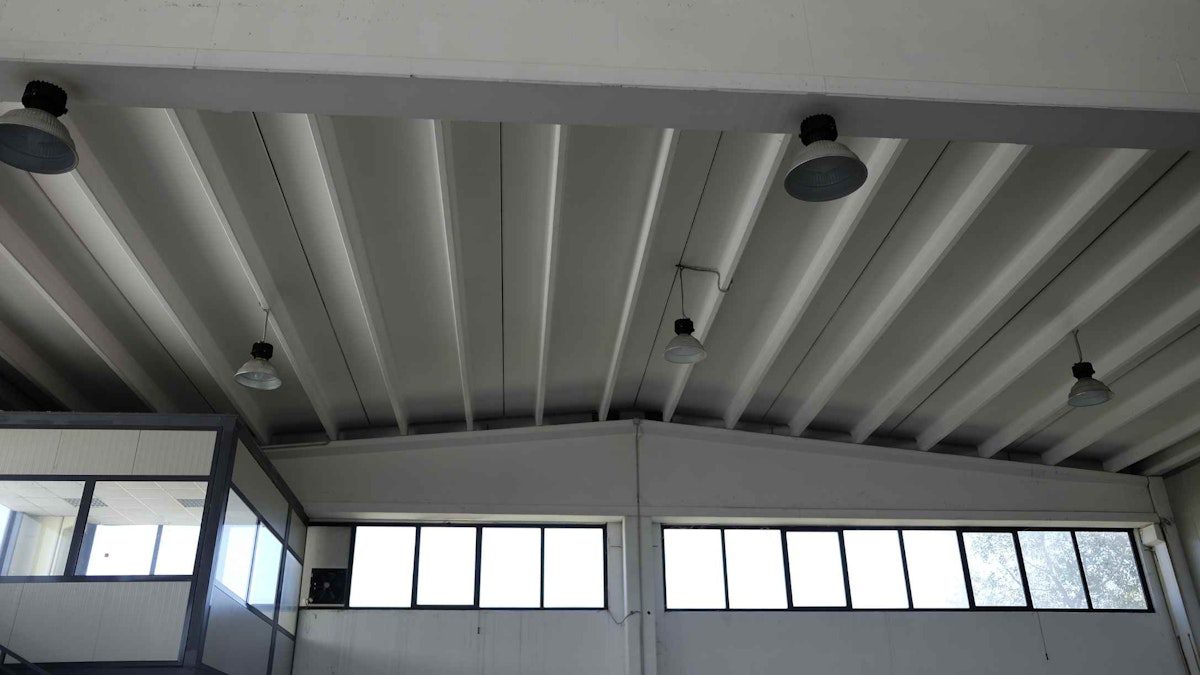 découvrez comment optimiser votre hangar pour améliorer l'efficacité de votre espace de stockage. apprenez des astuces pratiques sur l'organisation, la gestion des stocks et l'aménagement pour maximiser votre production et réduire les coûts.