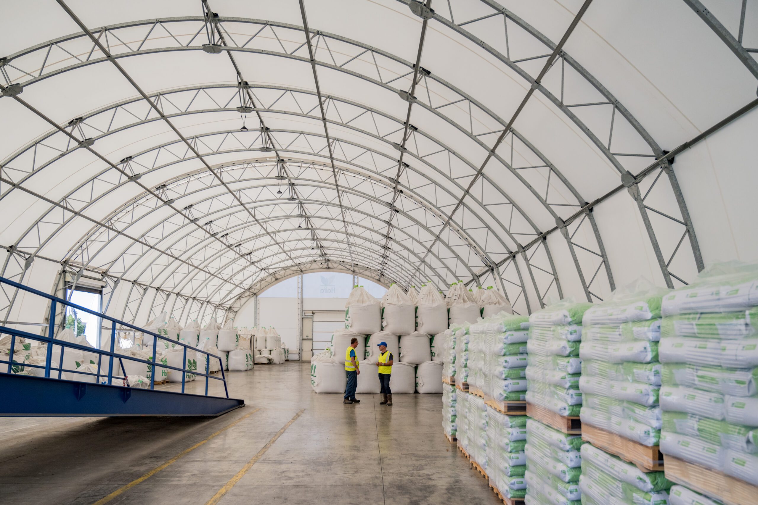 découvrez nos solutions d'optimisation pour hangars, garantissant une utilisation maximale de l'espace, une gestion efficace des ressources et une amélioration des opérations logistiques. transformez votre hangar en un espace fonctionnel et rentable.