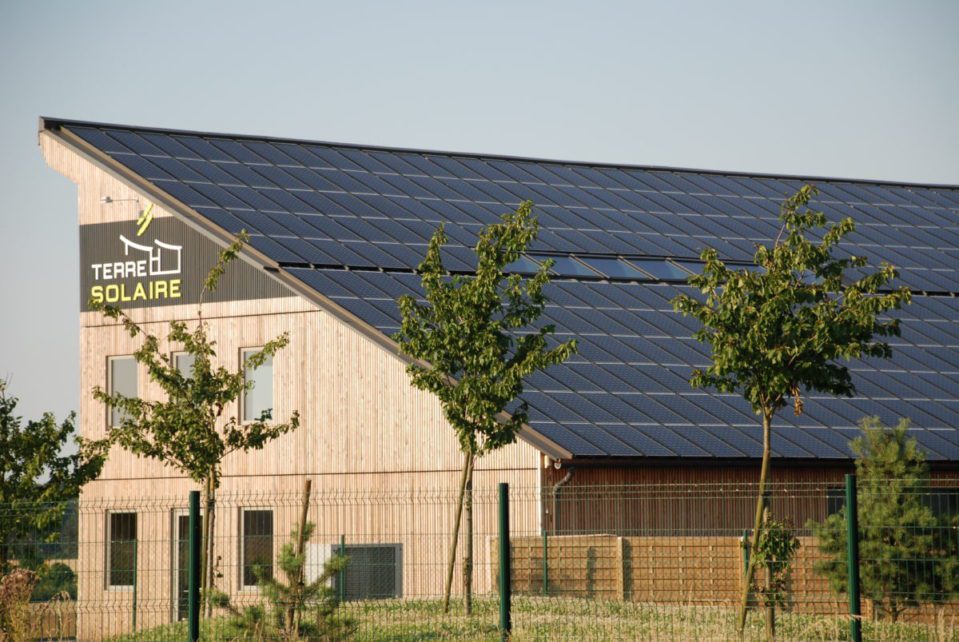 découvrez comment optimiser l'énergie solaire dans votre hangar agricole pour améliorer l'efficacité énergétique de vos exploitations. adoptez des solutions innovantes pour réduire vos coûts d'exploitation tout en protégeant l'environnement. ne ratez pas cette opportunité de moderniser votre agriculture grâce à l'énergie solaire.
