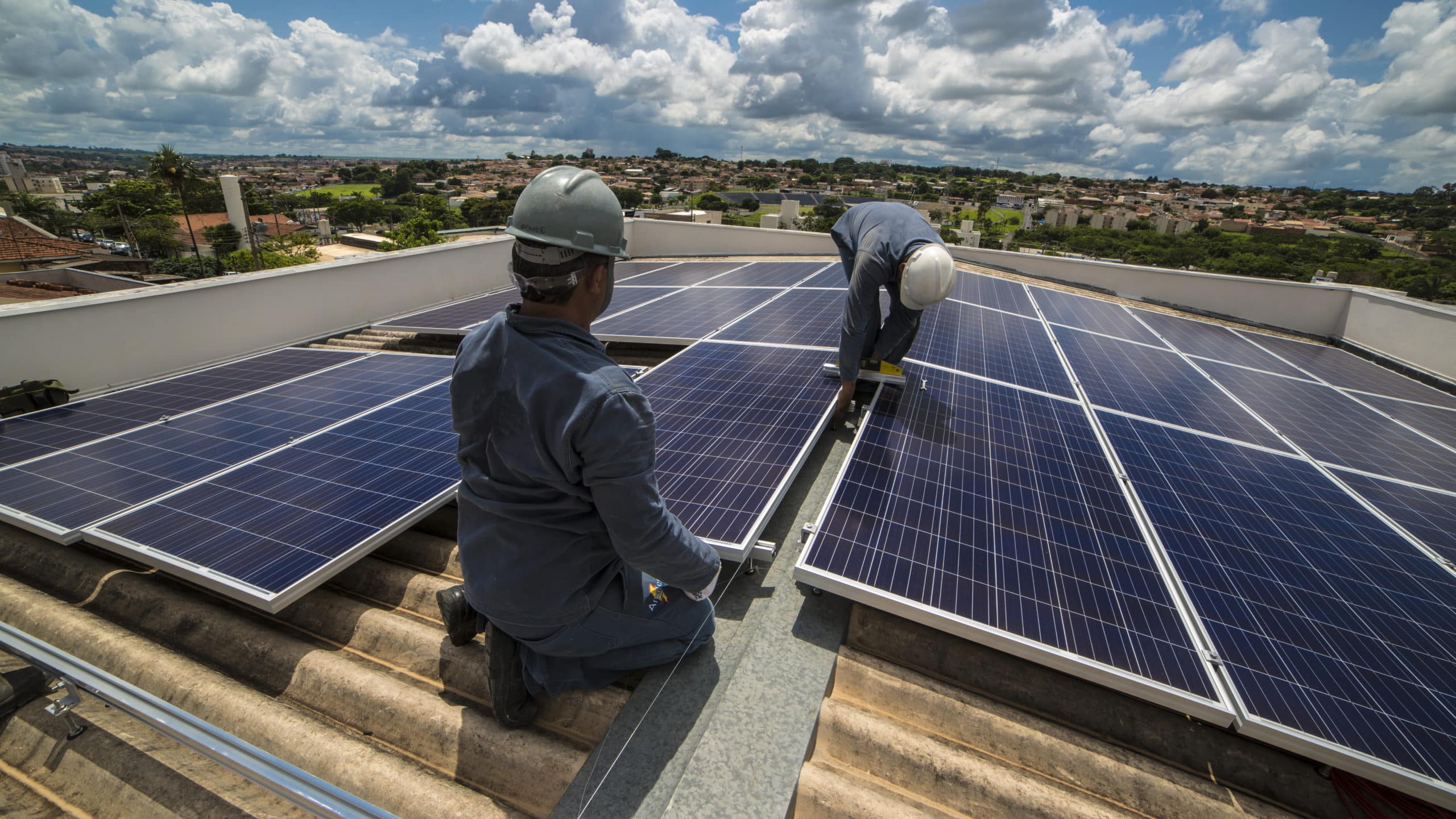 découvrez les avantages des panneaux photovoltaïques pour transformer la lumière du soleil en énergie renouvelable. économisez sur vos factures d'électricité tout en contribuant à la protection de l'environnement. informez-vous sur les installations, les subventions disponibles et les bénéfices à long terme.