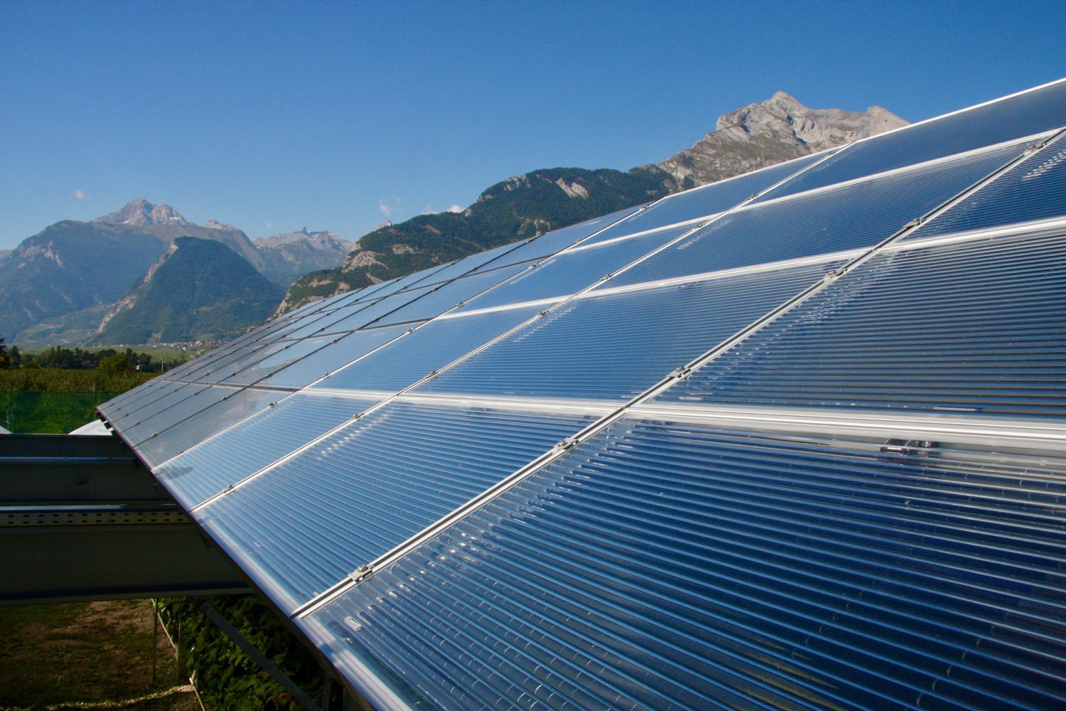 découvrez comment les panneaux photovoltaïques transforment l'agriculture durable en offrant une source d'énergie renouvelable, réduisant les coûts d'exploitation et permettant aux agriculteurs de cultiver de manière écologique tout en respectant l'environnement.