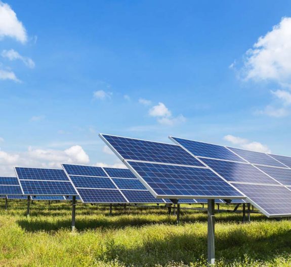 découvrez comment les panneaux solaires agricoles transforment les exploitations en sources d'énergie renouvelable, optimisent les rendements et contribuent à une agriculture durable et respectueuse de l'environnement.