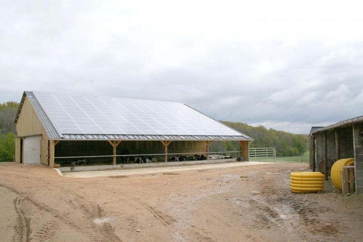 découvrez comment l'installation de systèmes photovoltaïques sur les bâtiments agricoles peut réduire vos coûts énergétiques et favoriser une agriculture durable. profitez d'une énergie renouvelable et contribuez à la protection de l'environnement grâce à nos solutions adaptées.