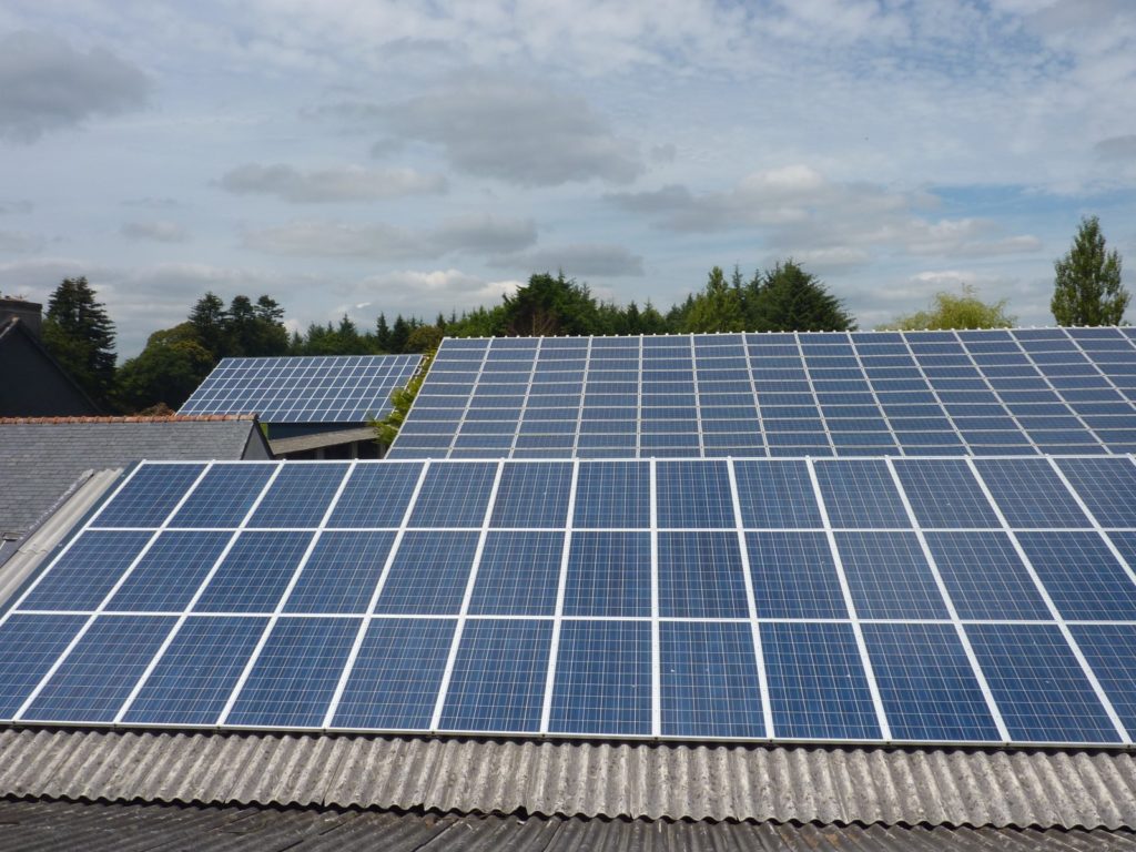 découvrez comment le photovoltaïque peut devenir une source de revenus rentables pour vous. apprenez les avantages économiques de l'énergie solaire, les aides disponibles et comment optimiser votre installation pour maximiser vos gains.