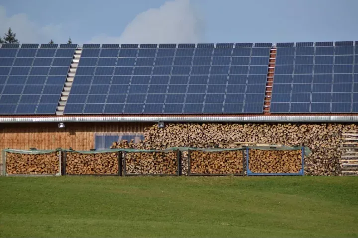 découvrez comment bénéficier de panneaux photovoltaïques gratuits pour votre exploitation agricole. maximisez votre rendement énergétique tout en réduisant vos coûts grâce à des solutions innovantes adaptées au secteur agricole.