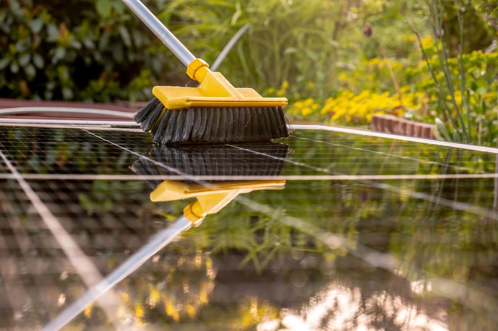 découvrez l'impact de la poussière sur l'efficacité des panneaux solaires. cet article explore comment la saleté peut réduire la production d'énergie solaire et propose des solutions pour maintenir vos panneaux en parfait état.