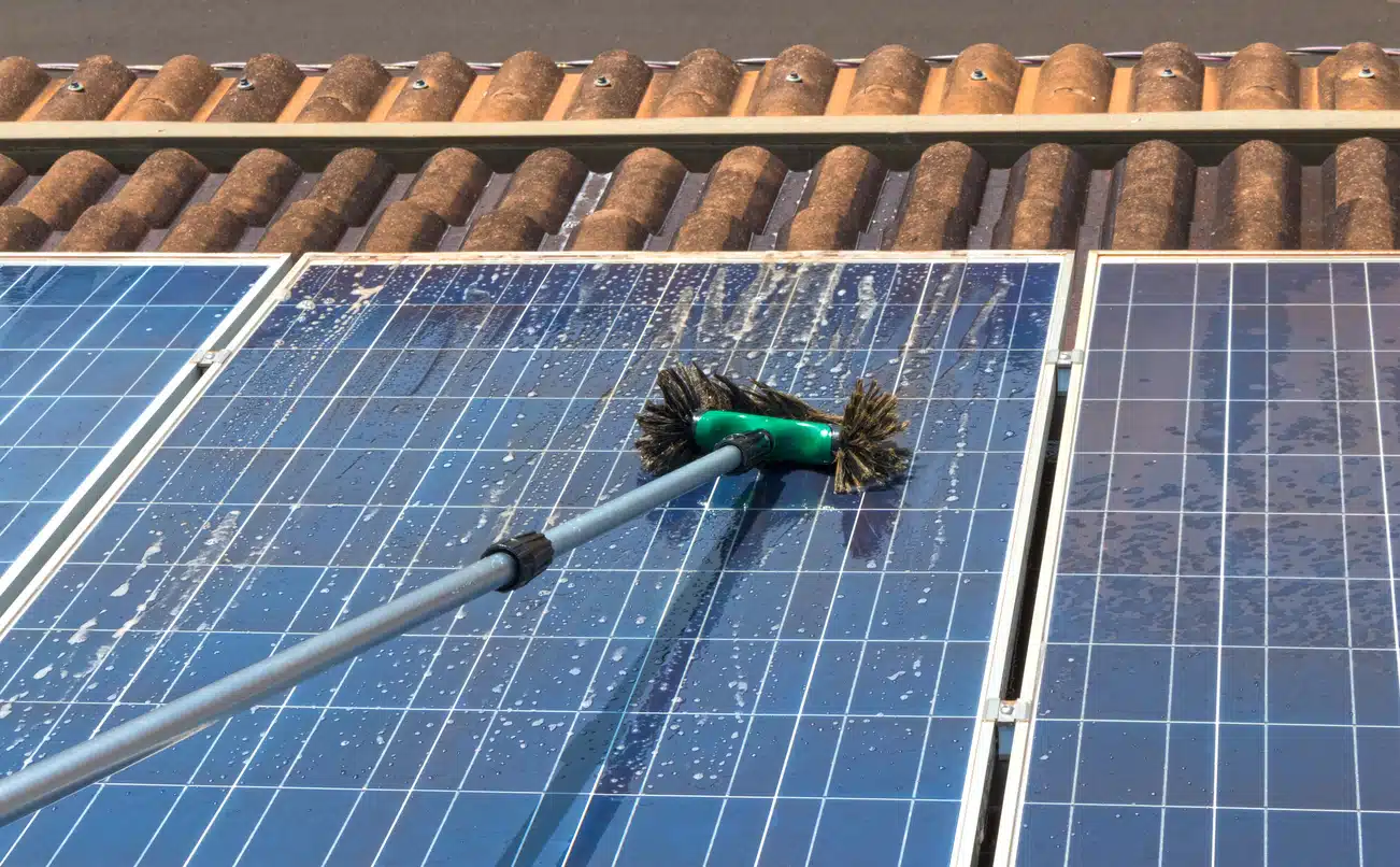 découvrez comment la poussière peut affecter l'efficacité de vos panneaux solaires. apprenez des conseils pratiques pour maintenir vos systèmes solaires propres et optimiser leur performance.