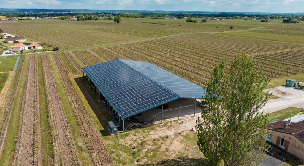 découvrez les pratiques innovantes pour l'intégration de panneaux photovoltaïques dans les hangars agricoles. optimisez l'utilisation de votre espace tout en générant une énergie propre et durable pour votre exploitation. informez-vous sur les avantages économiques et environnementaux de ces installations solaires adaptées au secteur agricole.