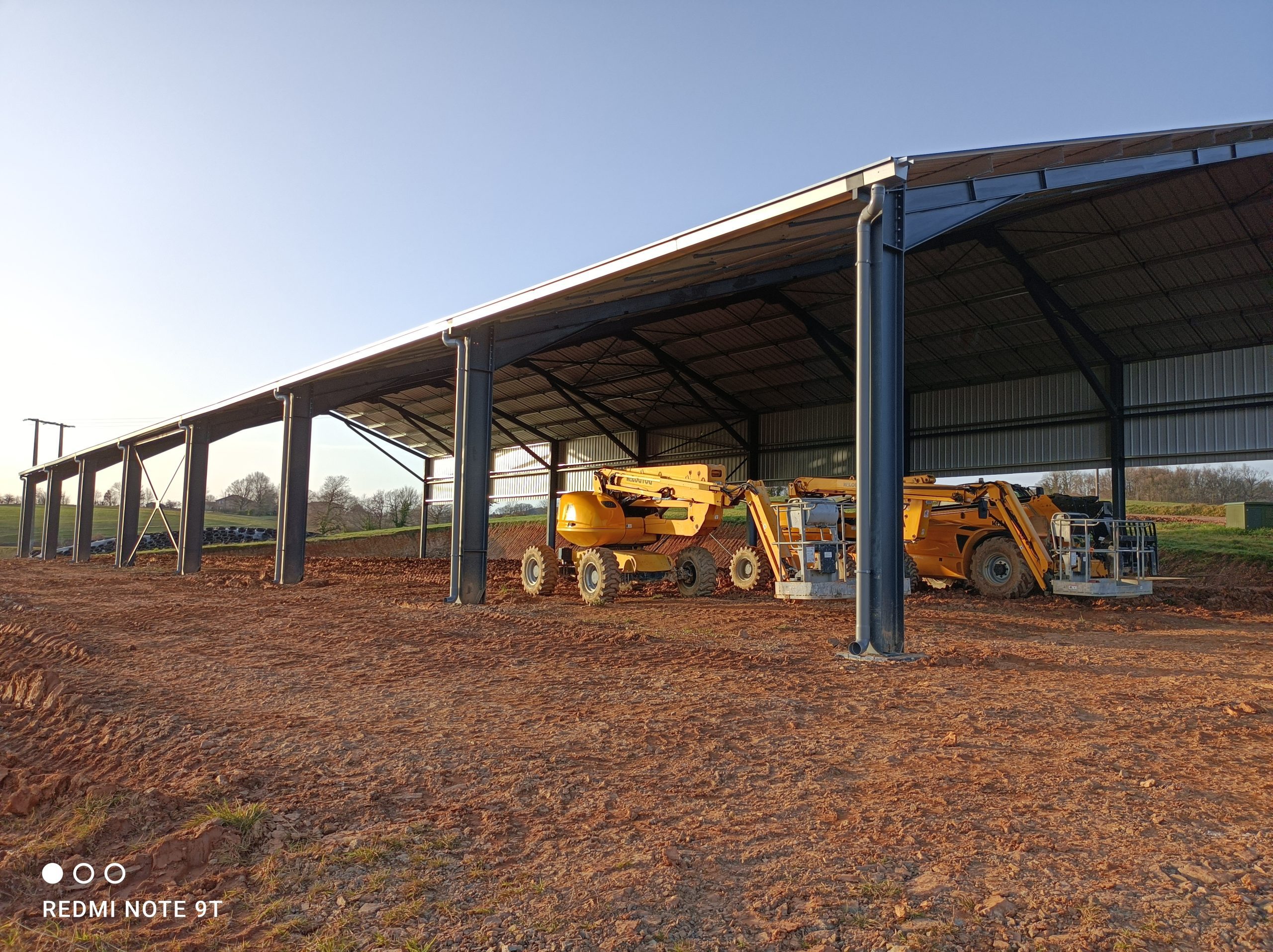 découvrez les meilleures pratiques pour l'installation et l'exploitation de hangars agricoles photovoltaïques. optimisez votre production énergétique tout en valorisant votre espace agricole, avec des conseils d'experts pour maximiser votre retour sur investissement.