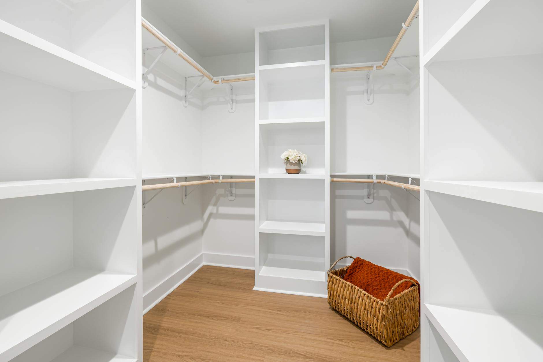 découvrez nos astuces pour un rangement efficace et optimisé de votre espace. transformez votre maison en un lieu organisé et fonctionnel grâce à des conseils pratiques et des solutions adaptées à chaque pièce.