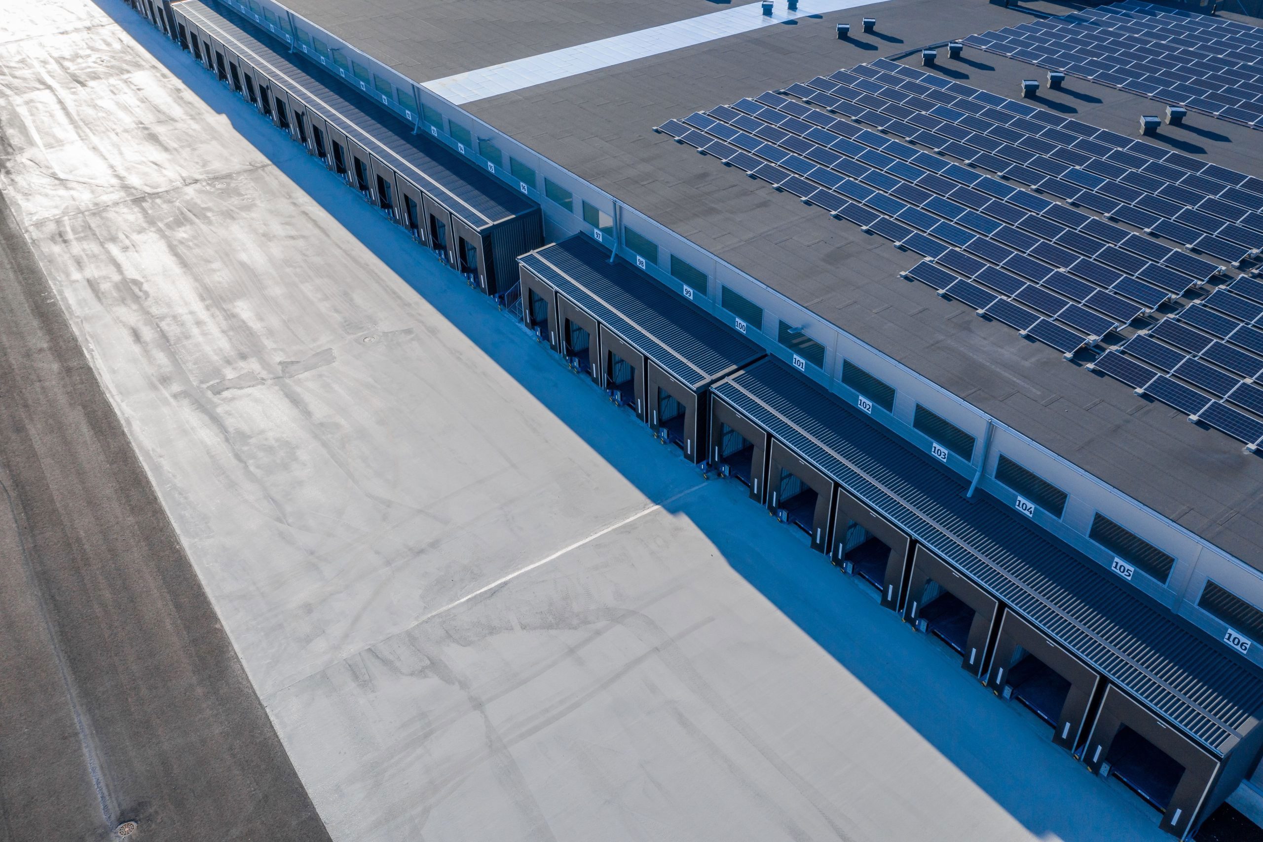 découvrez les réglementations essentielles concernant les hangars photovoltaïques en france. informez-vous sur les normes de construction, d'installation et les aides financières disponibles pour maximiser votre projet d'énergie solaire.