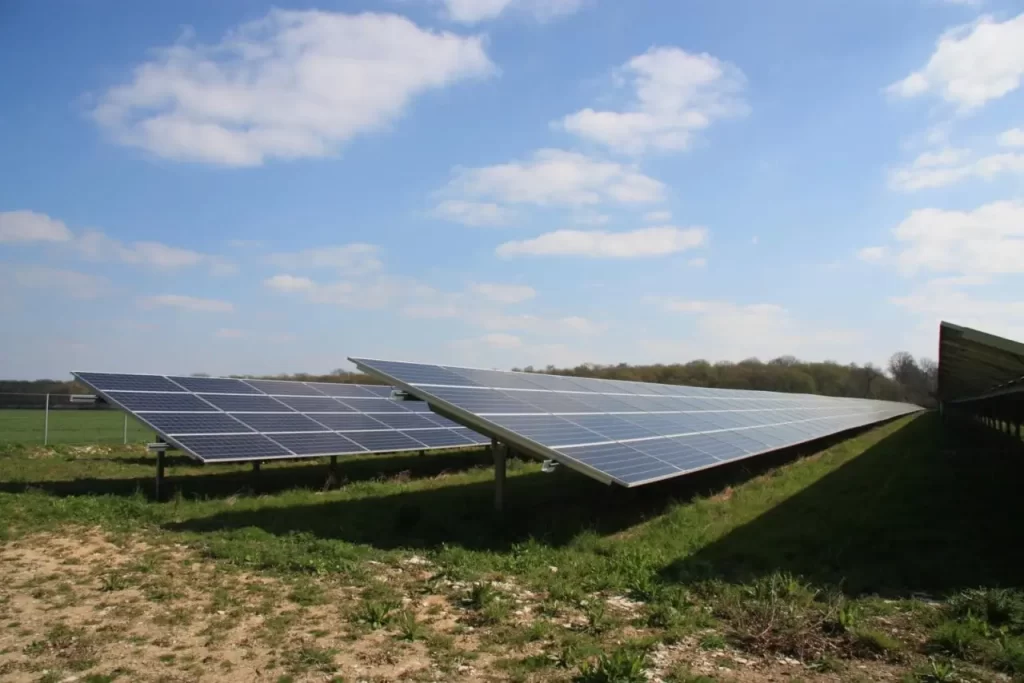 découvrez comment les agriculteurs peuvent maximiser la rentabilité de leurs installations photovoltaïques. profitez des avantages financiers et écologiques offerts par l'énergie solaire pour optimiser vos performances agricoles.