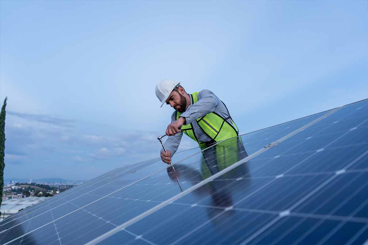 découvrez l'importance de la surface minimum requise pour l'installation de panneaux photovoltaïques. informez-vous sur les normes, les critères d'efficacité énergétique et les avantages d'une surface adéquate pour maximiser votre production d'énergie solaire.