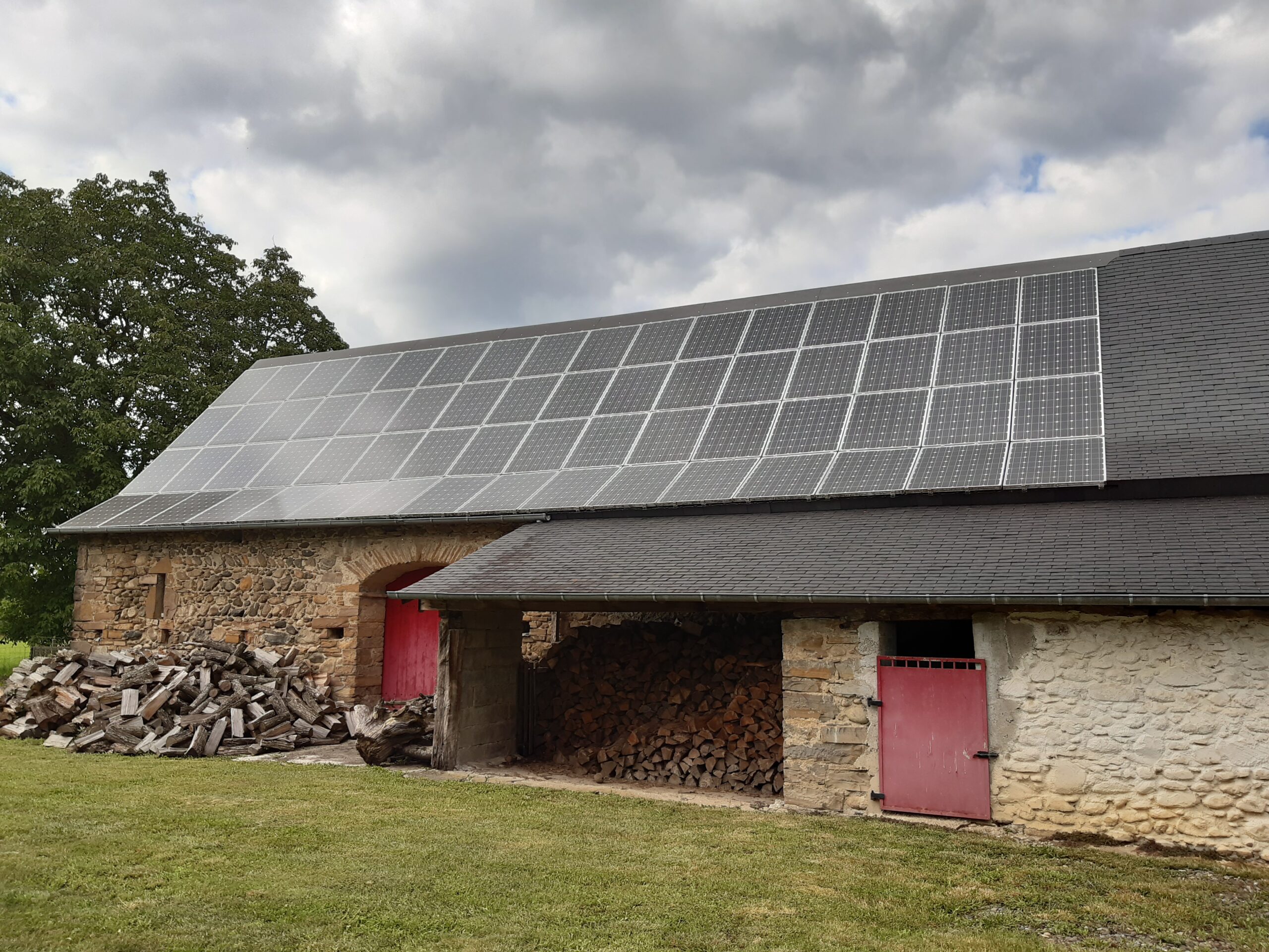 découvrez comment l'installation de systèmes photovoltaïques sur les hangars agricoles peut transformer votre exploitation. optimisez l'utilisation de l'espace, réduisez vos factures d'énergie et contribuez à une agriculture durable tout en bénéficiant d'aides financières.