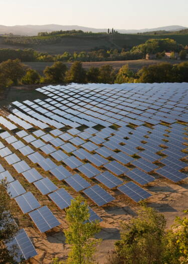 découvrez comment les systèmes solaires agricoles révolutionnent l'agriculture durable, en optimisant la production, en réduisant les coûts énergétiques et en contribuant à la préservation de l'environnement. explorez les avantages des énergies renouvelables pour les exploitations agricoles.