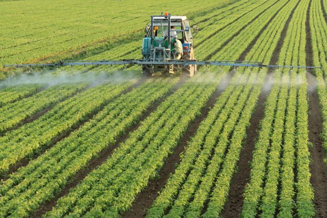 découvrez comment la technologie transforme l'agriculture moderne : des drones aux capteurs intelligents, explorez les innovations qui optimisent la production, améliorent la durabilité et soutiennent les agriculteurs dans leur mission de nourrir le monde.