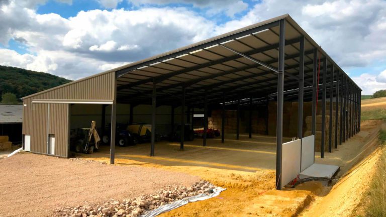 découvrez les dernières tendances en matière de hangars agricoles, alliant innovation et durabilité pour optimiser votre exploitation. explorez des solutions modernes qui répondent aux défis du secteur et améliorent la productivité de vos cultures.