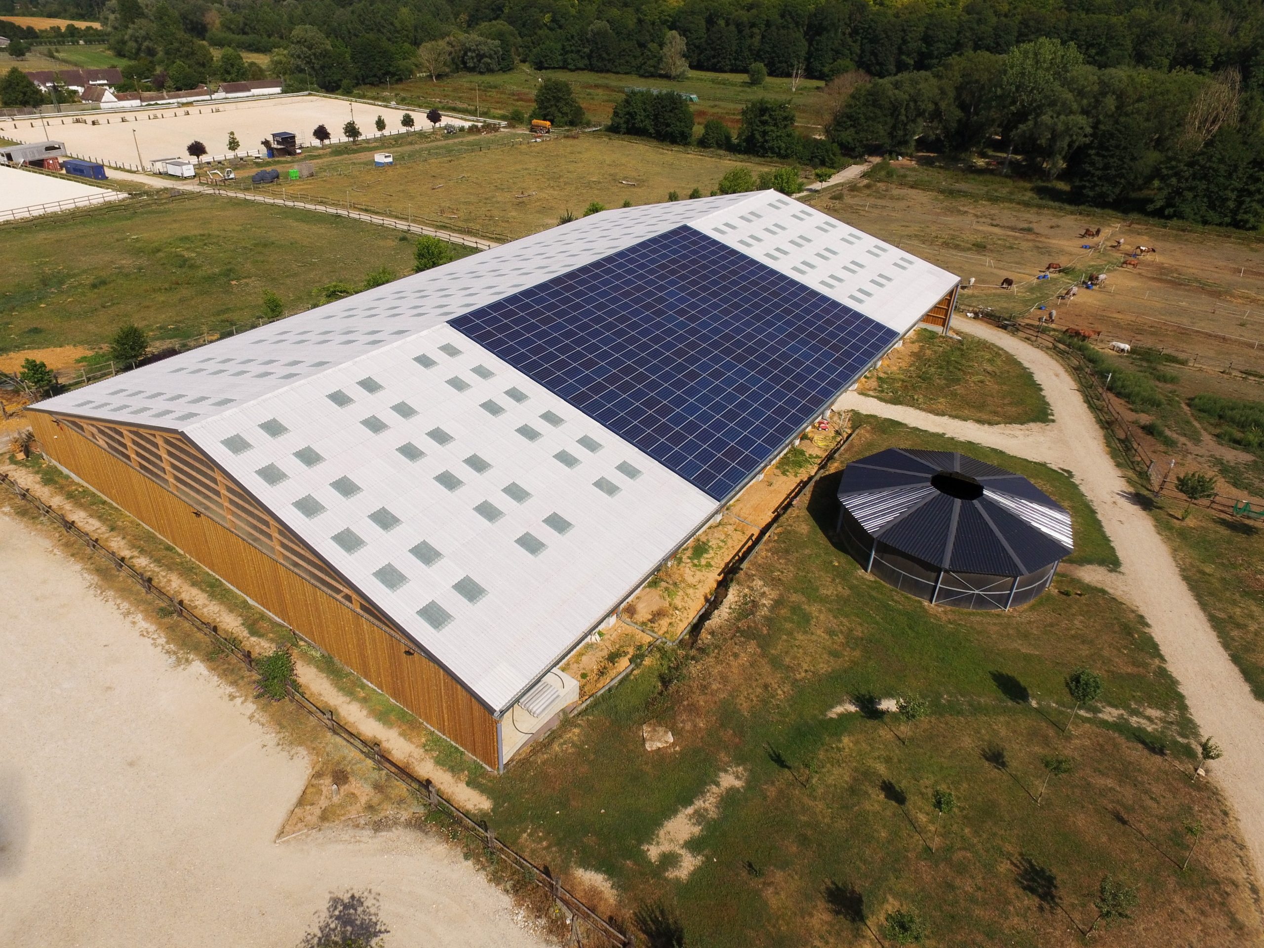 découvrez les dernières tendances en matière de hangars photovoltaïques, une solution innovante pour allier économie d'énergie et optimisation de l'espace. explorez les avantages écologiques et financiers de ces structures modernes qui contribuent à la transition énergétique.