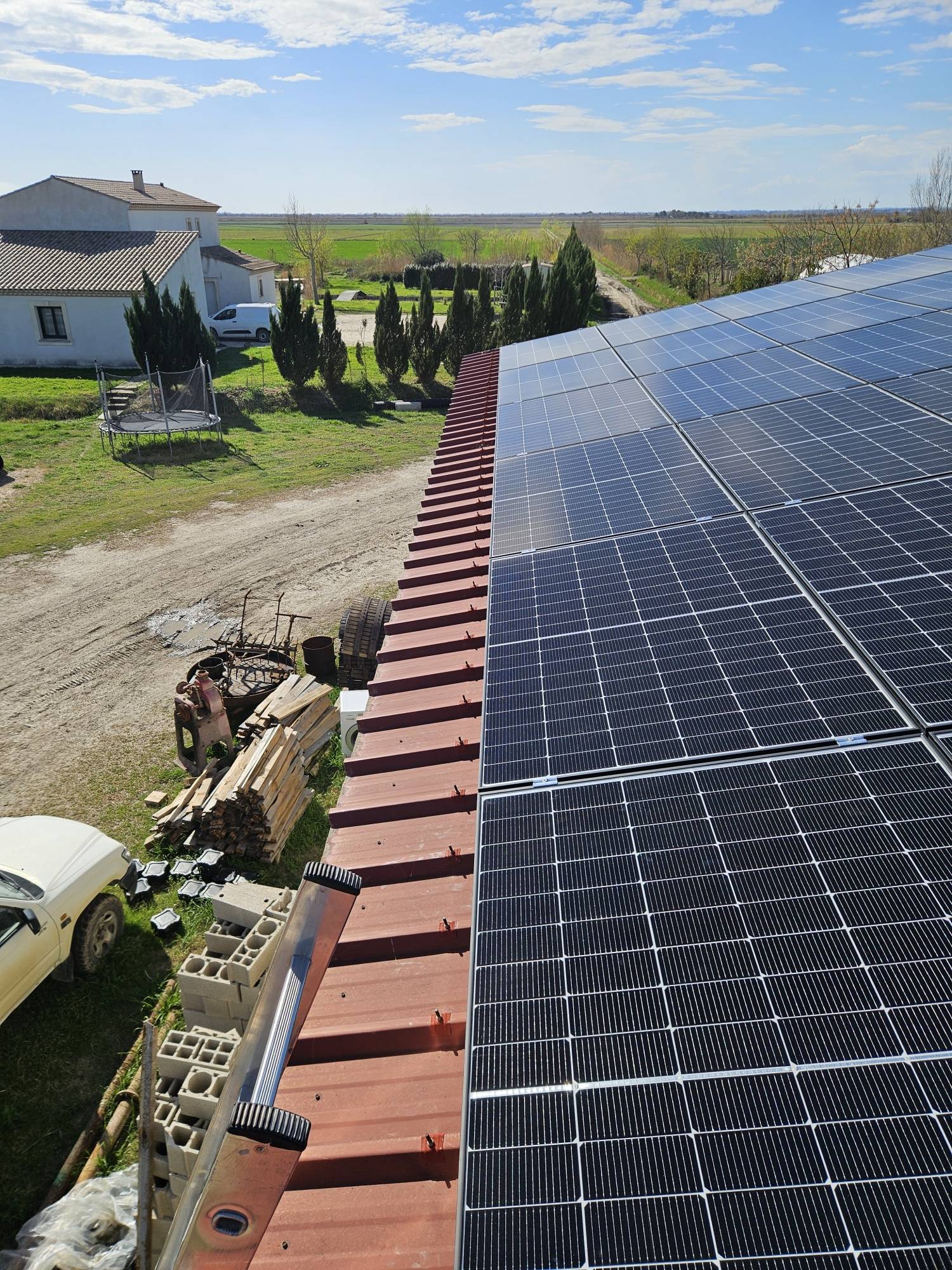 découvrez comment les toits photovoltaïques peuvent devenir une source de revenus rentables pour votre maison. optimisez votre consommation d'énergie tout en contribuant à la protection de l'environnement grâce à des solutions durables et économiques.
