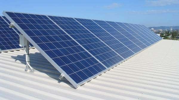 découvrez comment les toits photovoltaïques peuvent devenir une solution rentable pour votre maison. profitez d'économies d'énergie, d'une réduction de votre empreinte carbone et d'incitations financières, tout en valorisant votre propriété grâce à une installation solaire efficace.