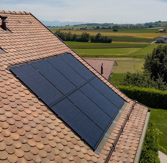 découvrez les avantages d'une toiture photovoltaïque : une solution écologique pour produire votre propre énergie solaire, réduire vos factures d'électricité et augmenter la valeur de votre bien immobilier.