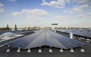 découvrez les avantages d'une toiture photovoltaïque : économisez sur vos factures d'énergie, contribuez à la protection de l'environnement et valorisez votre bien immobilier grâce à une solution énergétique durable et innovante.
