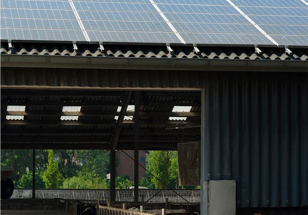 découvrez les avantages d'une toiture photovoltaïque : une solution écologique et économique pour produire votre propre électricité, réduire votre facture énergétique et contribuer à la transition énergétique.