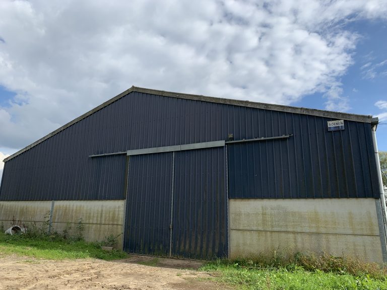 découvrez l'importance et les multiples usages d'un hangar agricole dans le monde de l'agriculture. apprenez comment optimiser cet espace pour le stockage de matériel, la protection des récoltes et l'hébergement d'animaux, tout en améliorant l'efficacité de votre exploitation agricole.