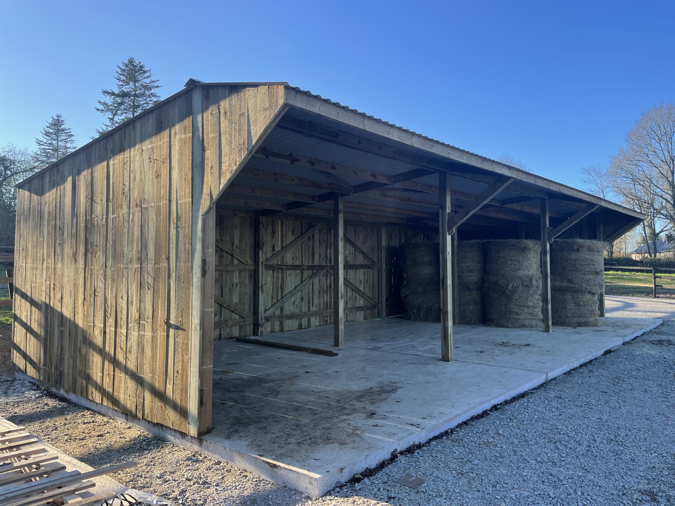 découvrez comment optimiser l'utilisation de votre hangar agricole. apprenez les meilleures pratiques pour le stockage, l'entretien et la gestion de l'espace afin d'accroître l'efficacité de votre exploitation. que ce soit pour le matériel, les récoltes ou le bétail, nous vous offrons des conseils pratiques et des solutions adaptées à vos besoins agricoles.