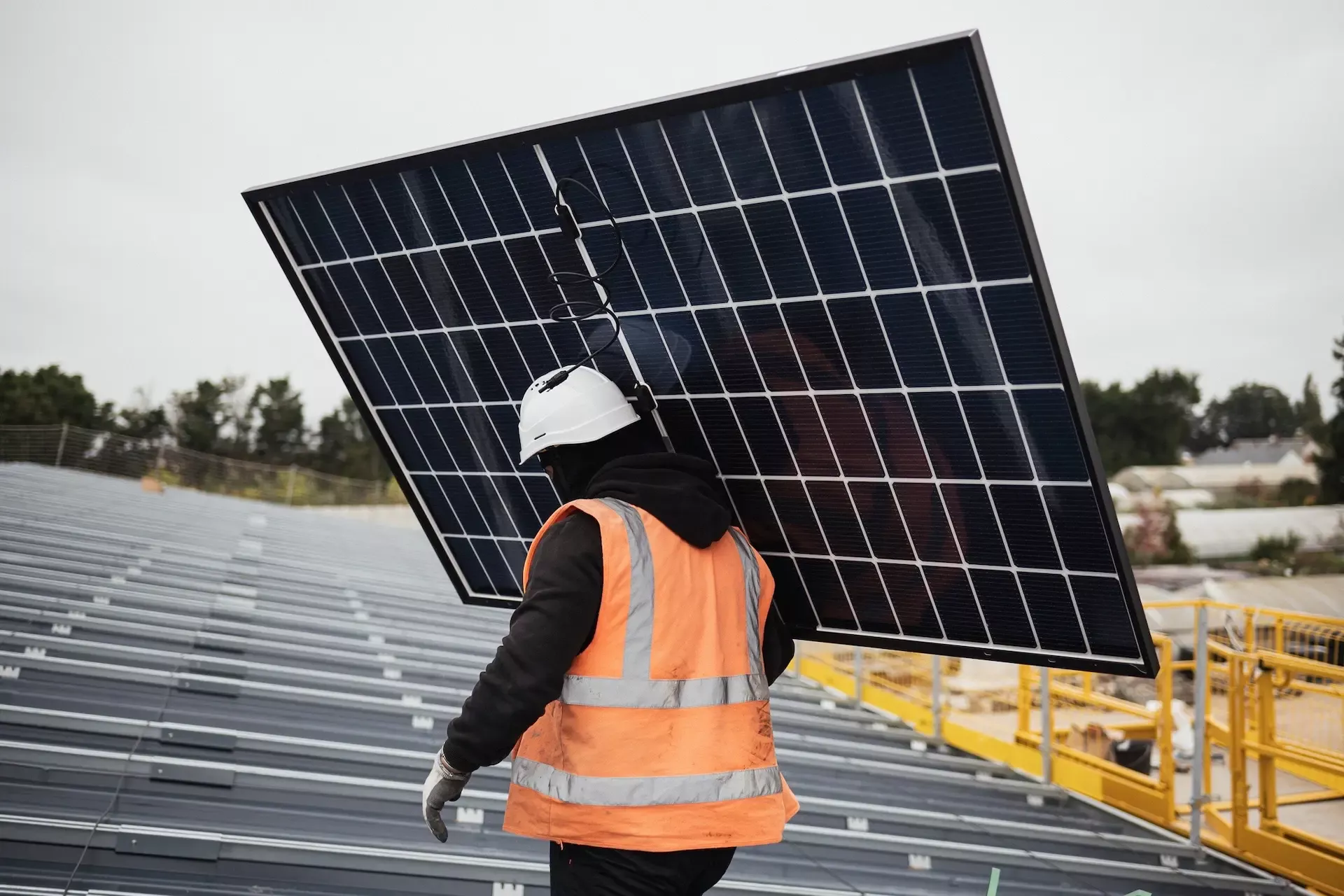 découvrez la viabilité des hangars photovoltaïques, une solution innovante alliant durabilité et efficacité énergétique. explorez les avantages économiques et écologiques de l'installation de panneaux solaires sur vos structures agricoles et industrielles.