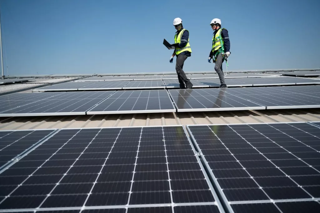 découvrez l'évaluation de la performance des hangars photovoltaïques, un guide complet sur l'optimisation de la production d'énergie, les critères d'évaluation, et les meilleures pratiques pour maximiser l'efficacité énergétique de vos installations.