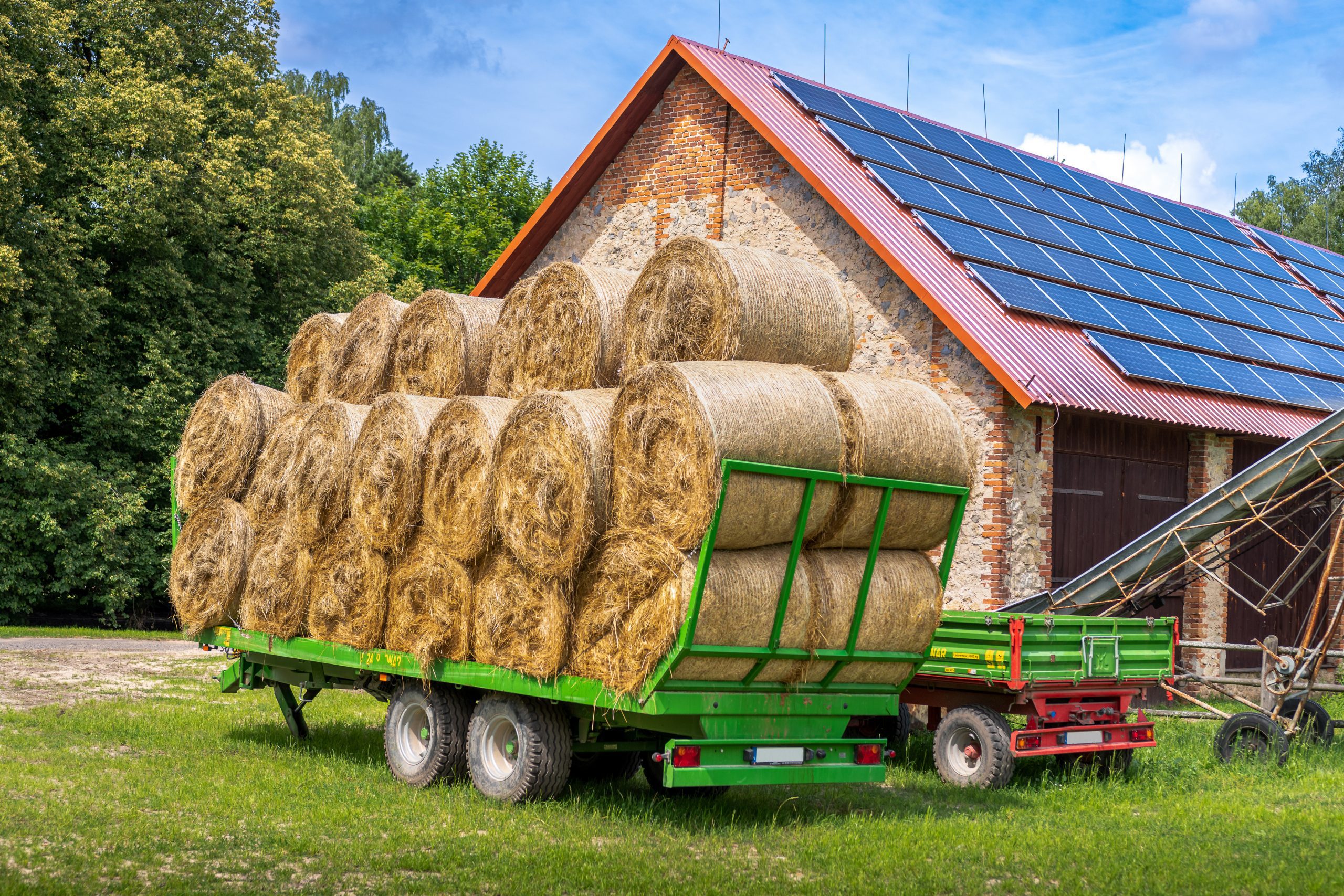 découvrez comment l'énergie photovoltaïque transforme le secteur agricole en offrant des solutions durables et rentables pour optimiser la production tout en préservant l'environnement.