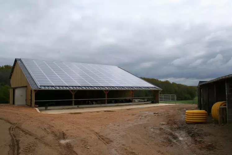 découvrez comment l'innovation dans les hangars photovoltaïques transforme l'exploitation agricole et industrielle en intégrant des solutions durables et économiques pour produire de l'énergie verte.