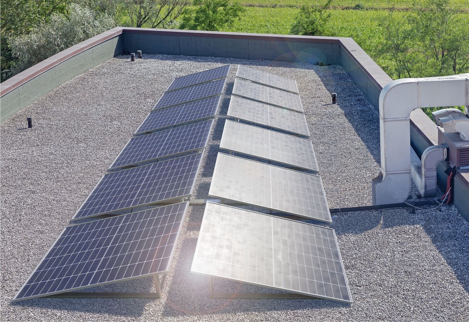 découvrez notre comparatif des installations solaires : analyse approfondie des différents systèmes, coûts, avantages et inconvénients pour vous aider à choisir la meilleure option énergétique pour votre maison.