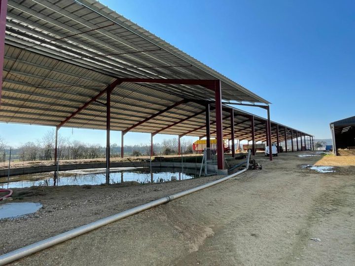 découvrez notre comparatif des hangars de 100 kwc : analyse des performances, des coûts et des avantages pour optimiser votre investissement en énergies renouvelables.
