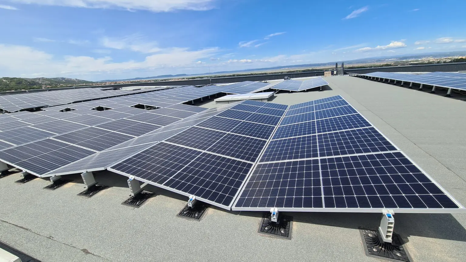 découvrez nos solutions photovoltaïques innovantes pour optimiser l'énergie solaire, réduire votre empreinte carbone et réaliser des économies sur vos factures d'électricité. transformez votre toit en source d'énergie durable avec nos panneaux solaires de haute performance.