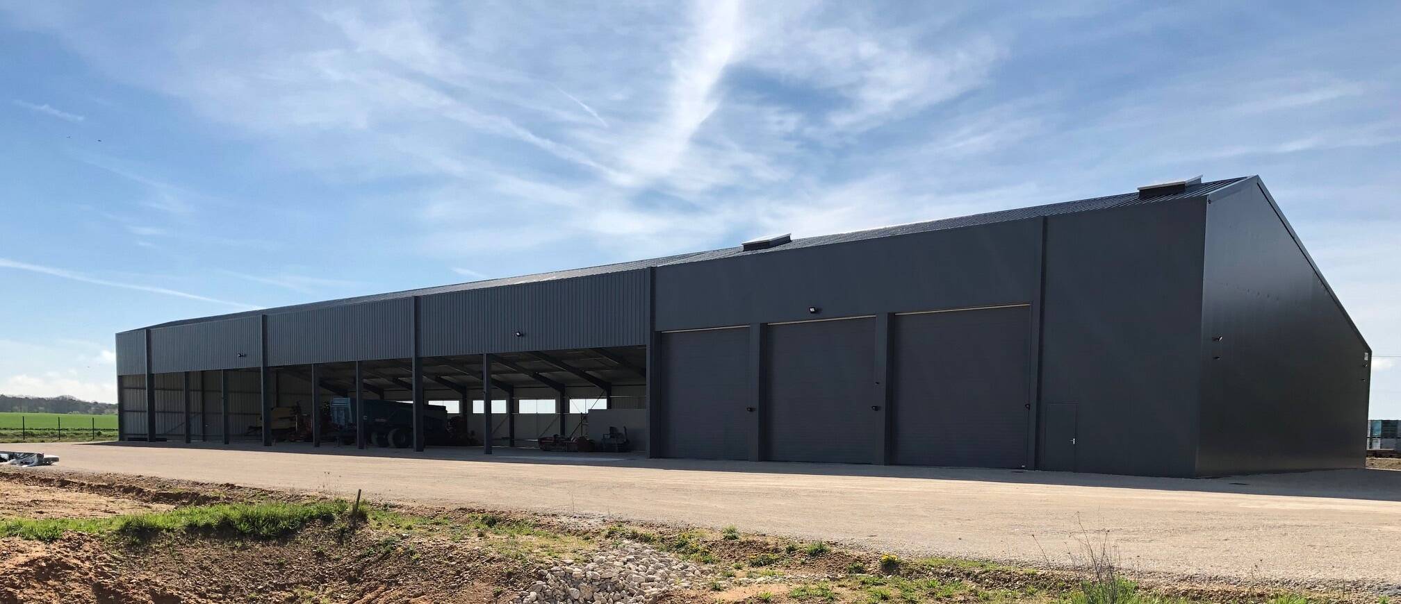 découvrez notre hangar agricole photovoltaïque, une solution innovante alliant agriculture et énergie solaire. optimisez votre exploitation tout en réduisant votre empreinte écologique grâce à une structure durable qui génère de l'électricité propre.