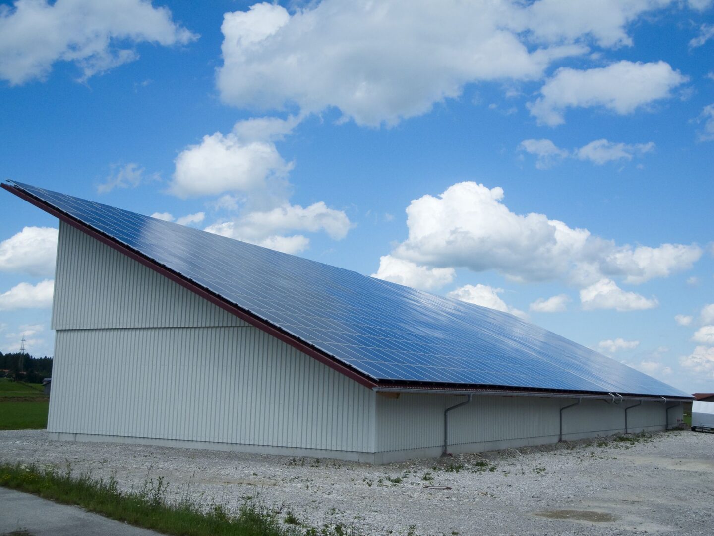 découvrez comment maximiser la rentabilité de votre hangar grâce aux panneaux photovoltaïques. transformez vos espaces inutilisés en sources de revenus durables en produisant votre propre électricité.