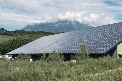 découvrez les avantages des hangars photovoltaïques agricoles, une solution innovante pour optimiser l'espace tout en produisant de l'énergie renouvelable. transformez vos infrastructures agricoles en sources d'énergie durable et économisez sur vos coûts d'électricité tout en préservant l'environnement.