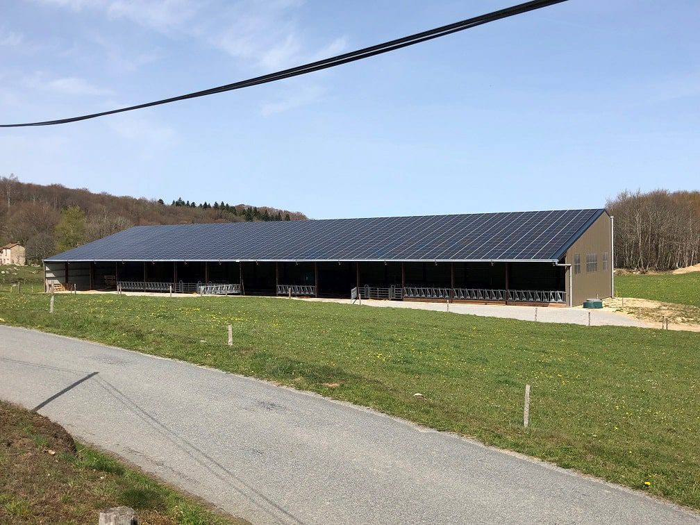découvrez comment la reconversion des hangars en installations photovoltaïques contribue à une énergie durable et à la rentabilité des espaces non utilisés. explorez les avantages écologiques et économiques de cette transformation innovante.