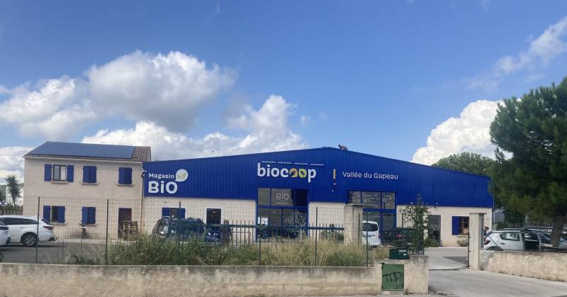 découvrez notre hangar photovoltaïque bio, une solution durable alliant énergie renouvelable et respect de l'environnement. idéal pour les agriculteurs, il optimise la production d'électricité tout en préservant la biodiversité.