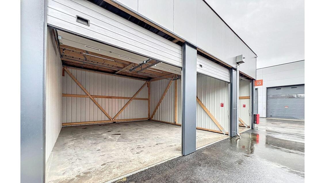 découvrez notre hangar polyvalent, l'espace idéal pour tous vos besoins : entreposage, événements, ou ateliers. conçu pour s'adapter à diverses activités, il combine fonctionnalité et flexibilité pour répondre à toutes vos exigences.