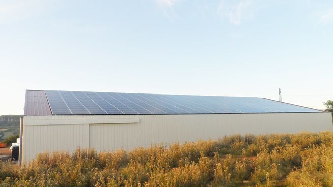 découvrez notre hangar triangle dédié au stockage, alliant efficacité et sécurité pour répondre à tous vos besoins en matière de solutions de rangement. optimisez votre espace avec une structure innovante et robuste.