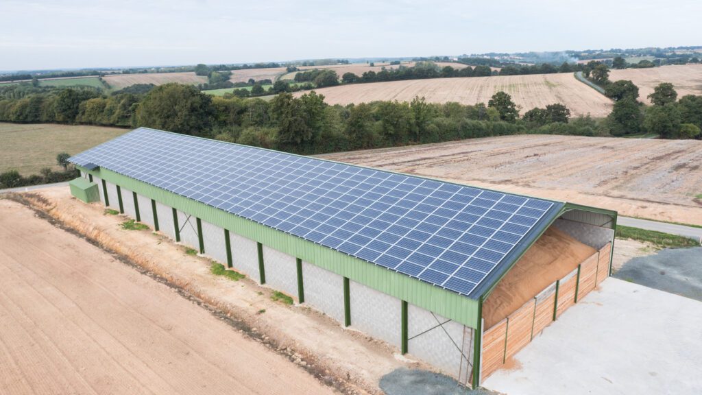 découvrez comment les hangars solaires révolutionnent l'agriculture en alliant production d'énergie renouvelable et protection des cultures. optimisez vos espaces agricoles avec des solutions durables et innovantes.