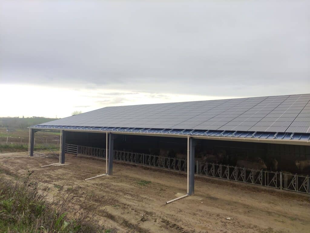 découvrez les nombreux bénéfices d'un hangar photovoltaïque : réduction des coûts énergétiques, valorisation des espaces, impact environnemental positif, et contribution à l'autonomie énergétique. optimisez votre espace tout en soutenant la transition énergétique.