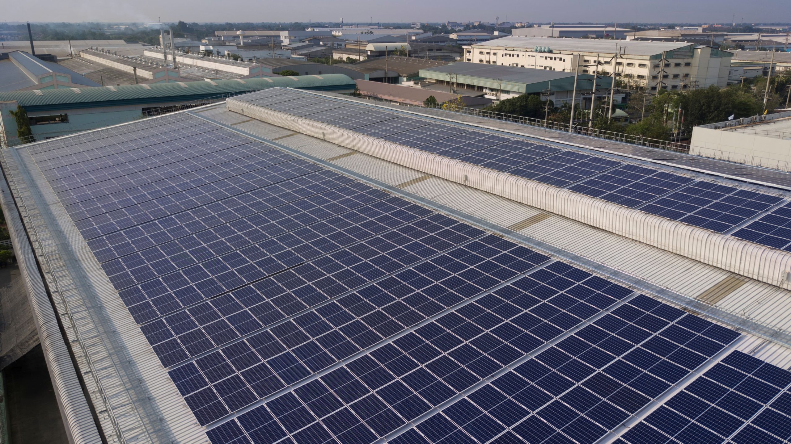 explorez les défis associés à la mise en œuvre de hangars photovoltaïques : de l'optimisation de l'espace à la gestion des coûts, découvrez les enjeux et solutions pour une installation réussie et durable.